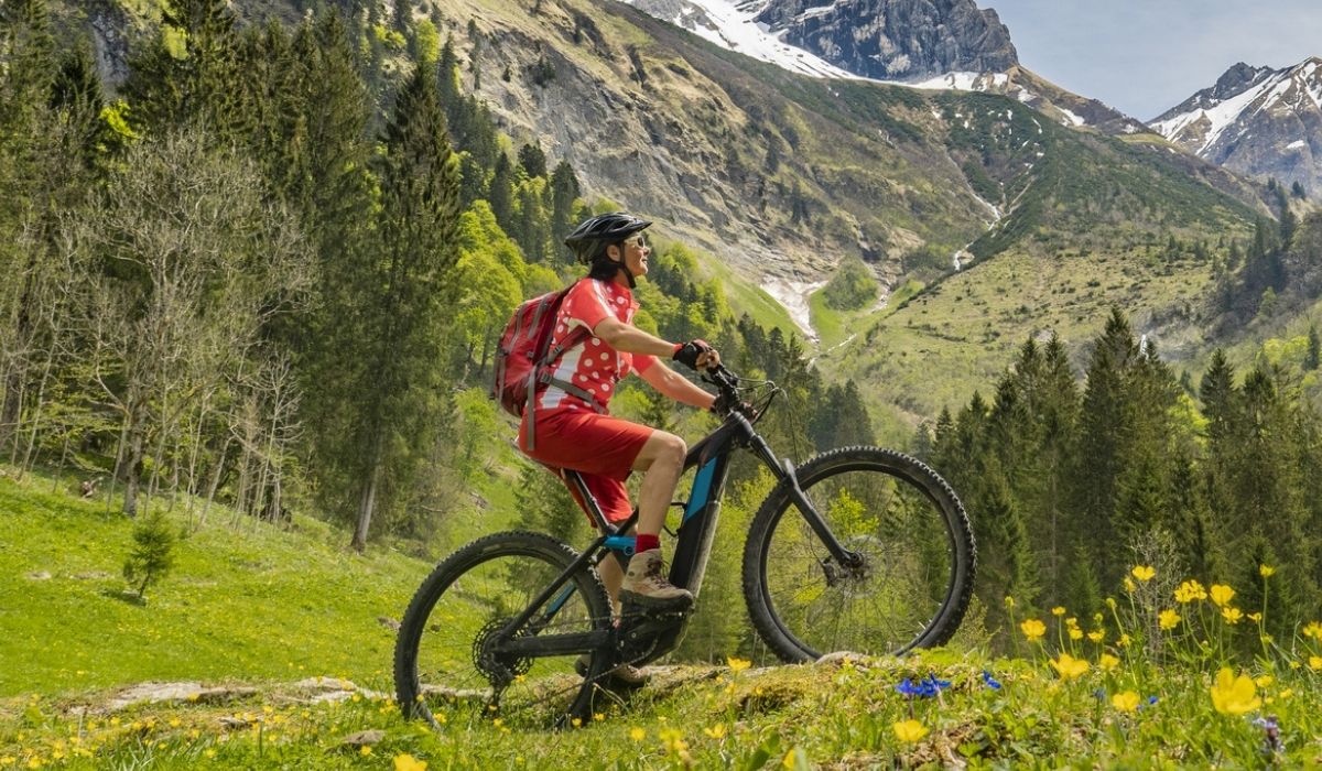 Woman on electrick Mountain bike in the Oy Tal Valley