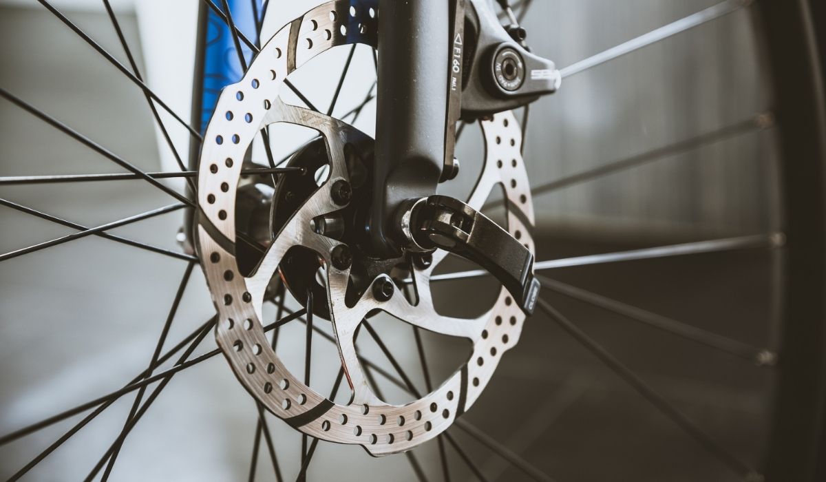 Disc brakes and front wheel of road bike
